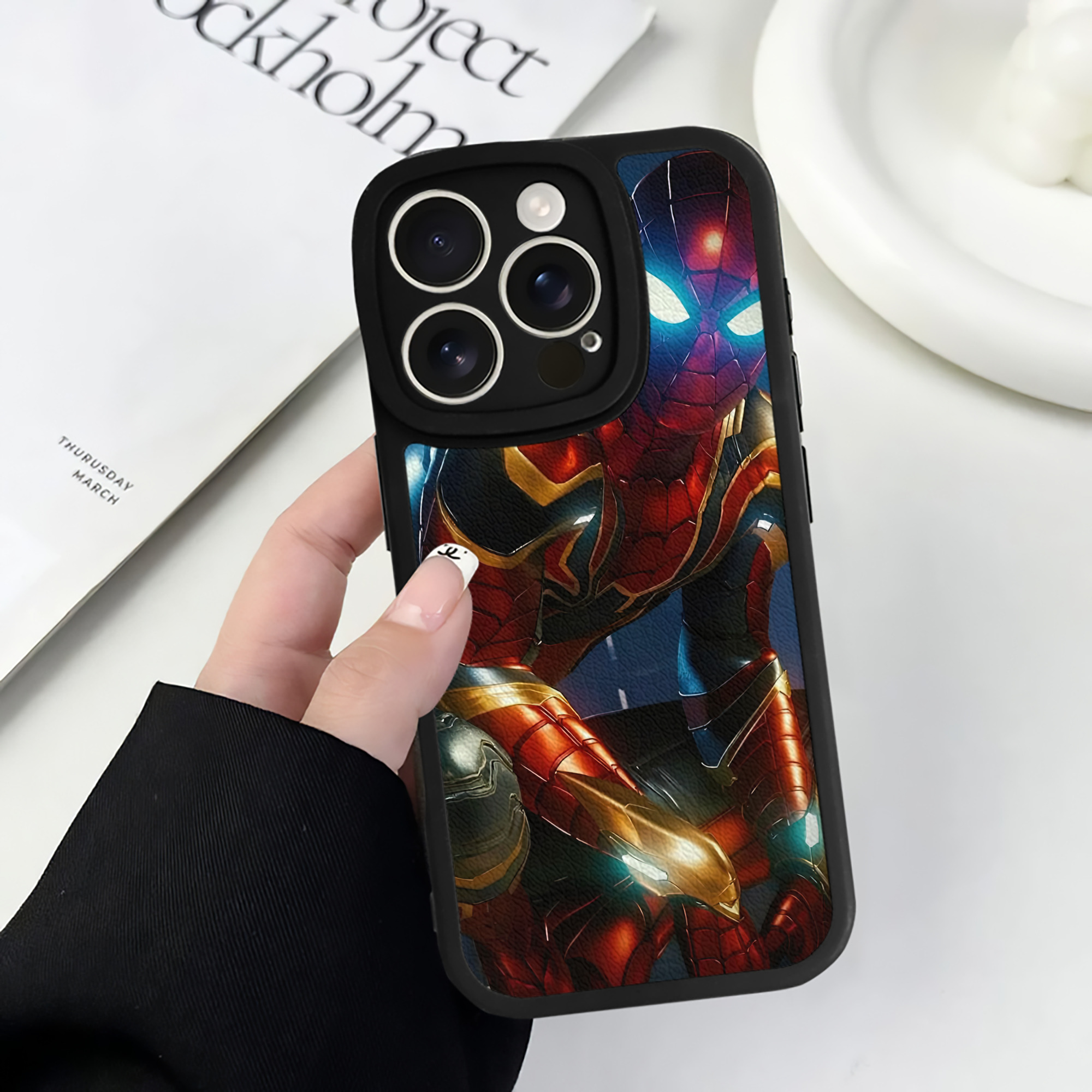 （画像用） Spider Man スパイダーマン 【iPhone 16シリーズ対応】シリコンスマホケース（レザー調） 材質：シリコン